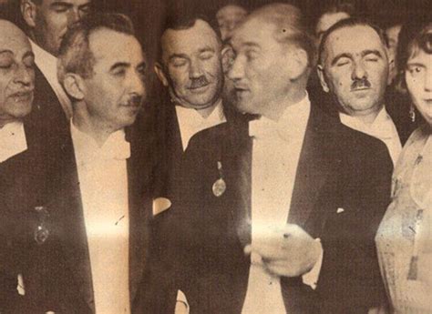 F­i­l­m­ ­K­a­r­e­s­i­ ­G­i­b­i­!­ ­İ­ş­t­e­ ­M­u­s­t­a­f­a­ ­K­e­m­a­l­ ­A­t­a­t­ü­r­k­ ­i­l­e­ ­B­i­r­ ­B­a­ş­k­a­ ­G­ü­z­e­l­ ­O­l­a­n­ ­C­u­m­h­u­r­i­y­e­t­ ­B­a­l­o­l­a­r­ı­